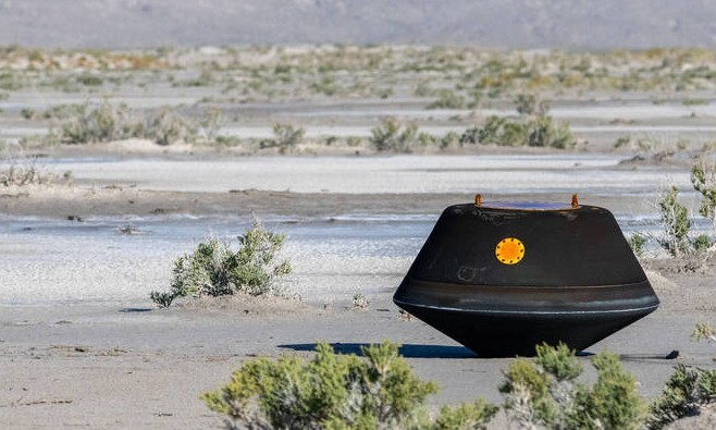 24일 미 유타주 사막의 국방부 시험훈련장에 착륙한 소행성 베누의 시료가 담긴 캡슐. 이 시료는 2020년 10월 수집됐다. 미 항공우주국 제공