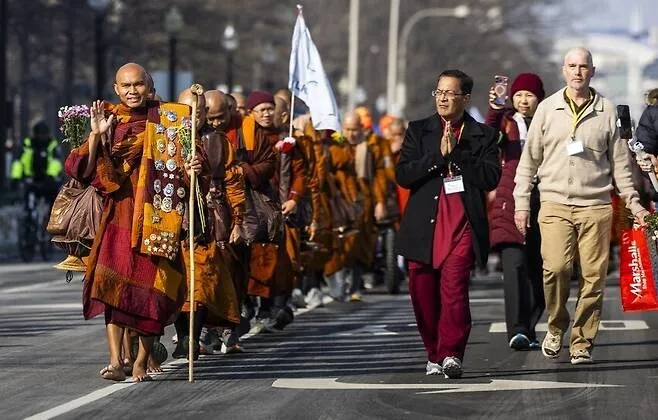 [Reportage] Monks’ 2,300-mile walk for peace inspires hope in a troubled US