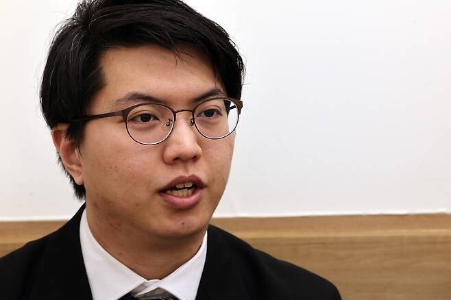 신민기 ‘카이스트 재학생·졸업생 입틀막 공동대책위원회’ 위원장이 지난 3월 전주 완산구의 한 카페에서 한겨레와 인터뷰하고 있다. 이정용 선임기자 lee312@hani.co.kr