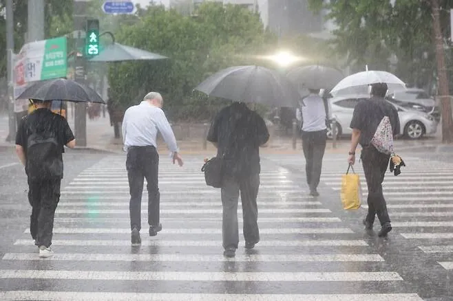 남쪽부터 비소식… 낮 최고 35도 폭염은 계속