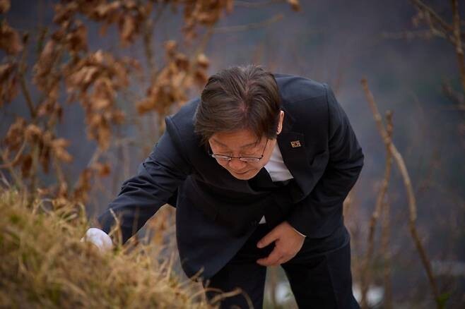 이재명 대통령이 더불어민주당 대통령 후보 시절이던 지난 4월12일 경북 안동에 있는 부모님 선영을 찾아 참배하고 있다. 이재명 캠프 제공