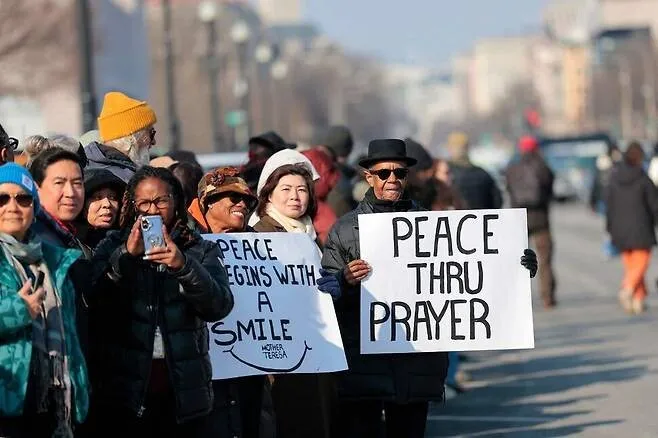 Locals welcome the arrival of the Buddhist monks carrying out their “Walk of Peace” in Washington, DC, on Feb. 11, 2026. (AFP/Yonhap)