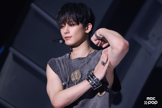 2025년 8월2일 문화방송 <쇼!음악중심>에 출연한 남성 아이돌 그룹 더보이즈(THE BOYZ)가 무대에서 공연을 하고 있다. 문화방송(MBC) 제공