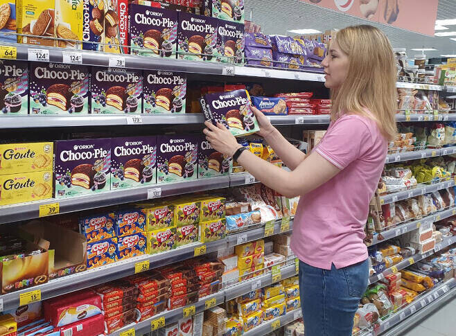A shopper at a grocery store in Russia picks out a box of Choco Pies. (provided by Orion Corp.)