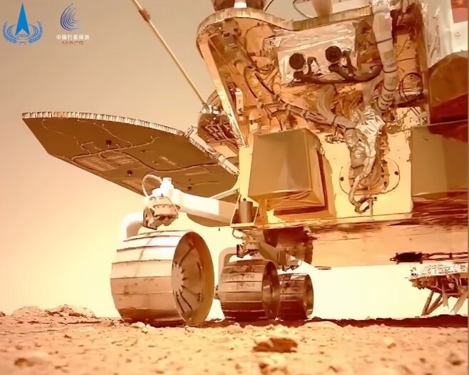 무선 와이파이 카메라로 촬영한 화성 탐사차 주룽의 주행 동영상 중 한 장면. 중국국가항천국 제공