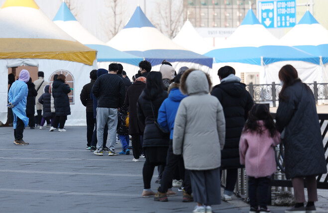 10일 올림픽공원 평화의문 앞에 마련된 코로나19 임시 선별검사소를 찾은 시민들이 검사를 받기 위해 줄을 서서 기다리고 있다. 연합뉴스.