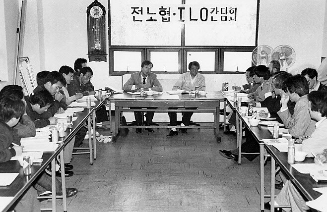 국제노동기구 아시아지역 노조담당이 1991년 10월17일 전노협 사무실을 방문해 단병호 의장 등으로부터 당국의 노동운동 탄압사례 등을 청취하는 모습. &lt;한겨레&gt; 자료 사진