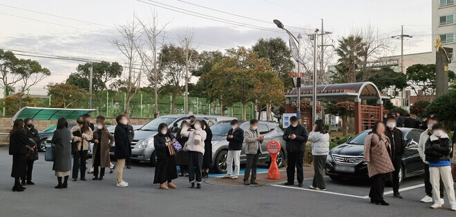 Employees at the Jeju Welcome Center evacuated to the building’s parking lot when an earthquake occurred off the coast of Jeju on Tuesday. (Yonhap News)