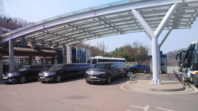 Funeral hearses wait outside the Incheon municipal crematorium on March 22. (Lee Seung-wook/The Hankyoreh)