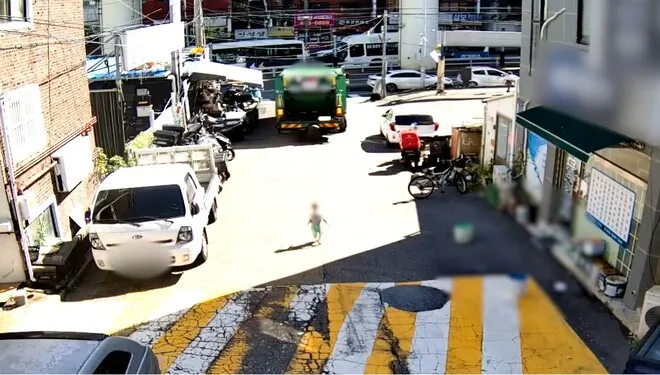 "집이 어디니"...맨발로 혼자 도로 서성이던 3살, 시민들이 구했다 - 뉴스 썸네일 이미지