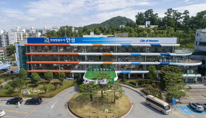 물류센터 인허가로 2억 뇌물 혐의...안성시 국장급 공무원 구속 - 뉴스 썸네일 이미지