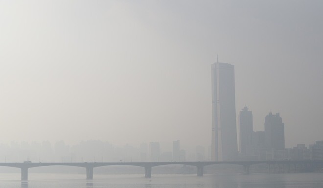 Fine dust and ultra-fine dust pollution covers Seoul on Jan. 23