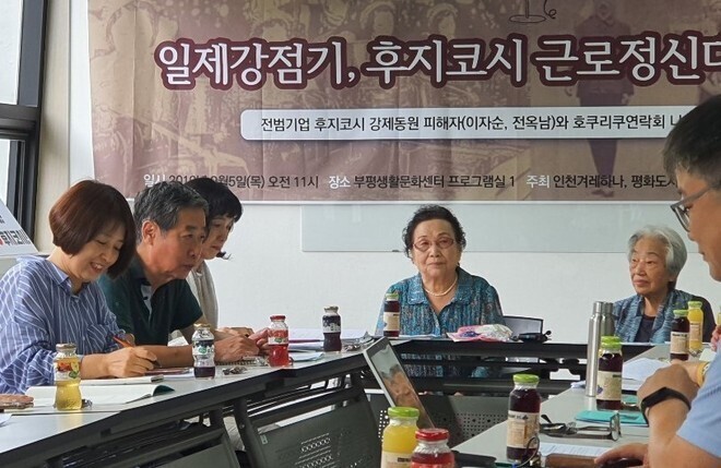 Lee Ja-sun (fourth from left) and Jeon Ok-nam (fifth from left), two survivors of Japan’s wartime forced labor, speak on the issue of forced labor mobilization at a community center in Bupyeong District, Incheon, in September of 2019. (Lee Jung-ha/The Hankyoreh)