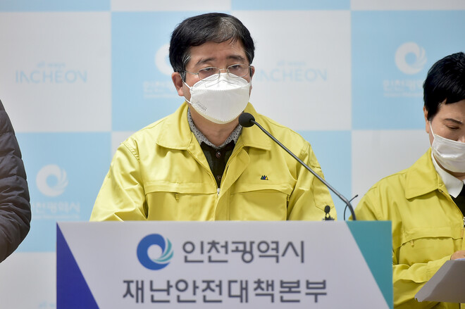 박규웅 인천시 건강체육국장이 25일 시청 브리핑룸에서 코로나19 추가 확진자와 관련해 설명하고 있다. 인천시 제공