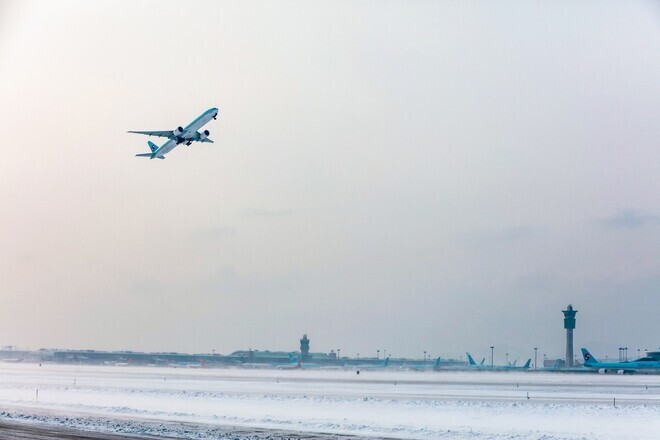 The photo shows an airplane taking off from Incheon International Airport. (provided by Incheon International Airport Corporation)