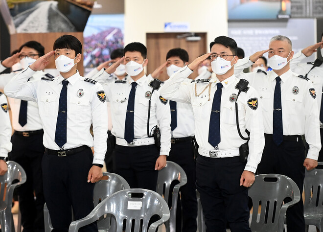 인천시 자치경찰위원회가 17일 인천시청 중앙홀에서 공식 출범했다. 인천시 제공