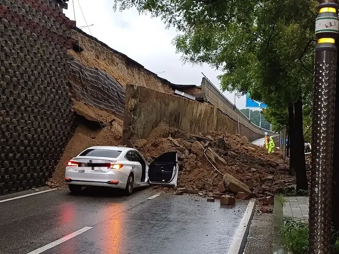 오산 고가도로 옹벽 무너져 차량 1대 매몰…인명 피해 …