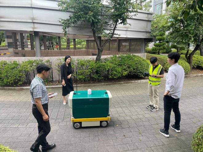 지난 13일 광교한양수자인아파트에서 지능형 자율주행로봇을 활용한 방범·택배 배송 실증사업을 위한 시연을 하고 있다. 수원시 제공