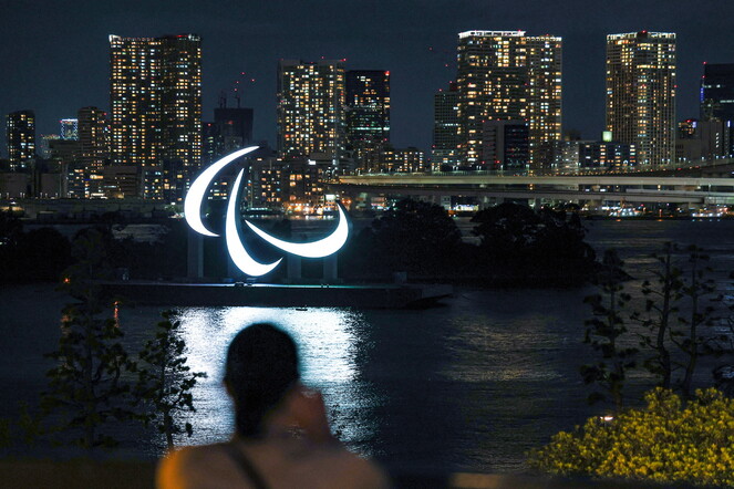 도쿄패럴림픽 개막을 이틀 앞둔 22일 일본 도쿄 오다이바에 설치된 패럴림픽 상징 조형물에 불이 켜져 있다. 도쿄/로이터 연합뉴스