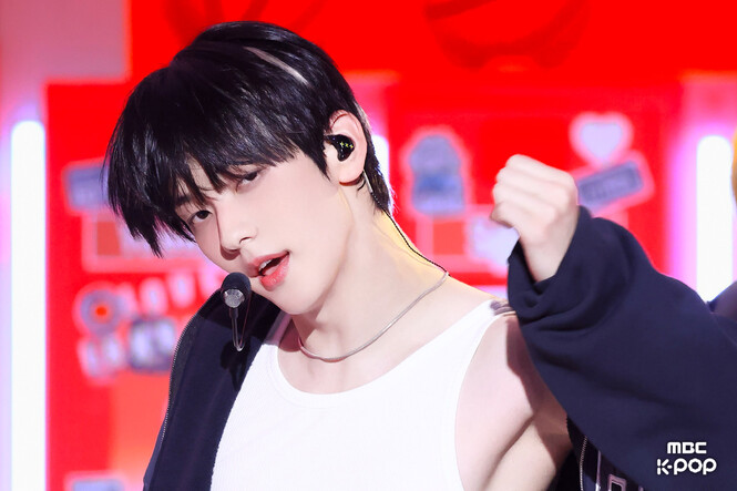 2025년 5월3일 문화방송 <쇼!음악중심>에 출연한 남성 아이돌 그룹 투모로우바이투게더(TXT)가 무대에서 공연을 하고 있다. 문화방송(MBC) 제공