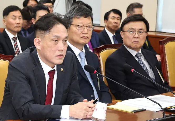 사표 낸 김태규 방통위 부위원장 복귀…이진숙과 엇박자