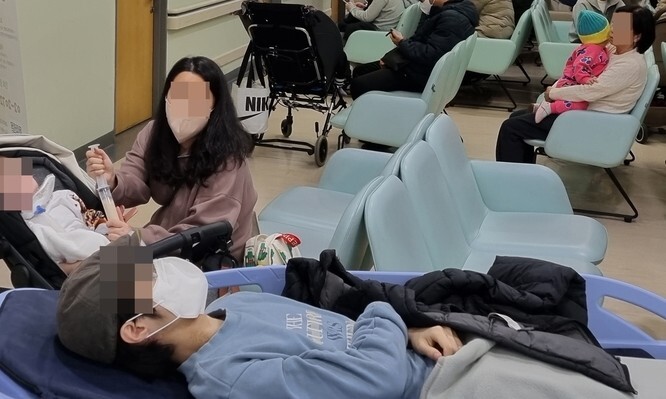 대형병원 전공의들이 사직서를 제출하고 진료 현장에서 빠지기 시작한 20일 오전 서울 종로구 서울대병원 어린이병원 대기실에서 환자와 보호자들이 진료 등 순서를 기다리고 있다. 김정효 기자 hyopd@hani.co.kr