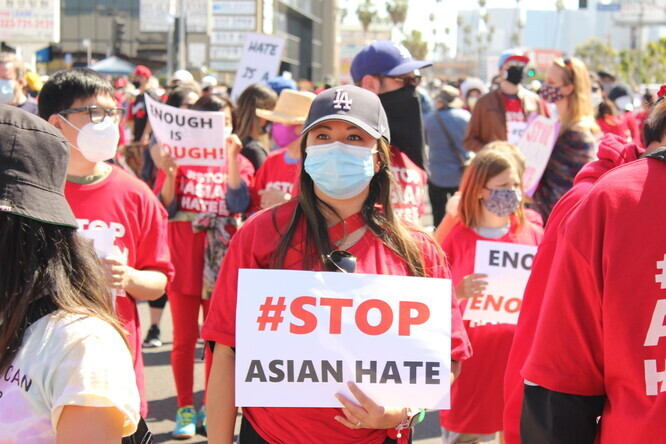 A demonstrator holds a sign reading “#STOP ASIAN HATE” during a National Day of Action rally against Asian hate in Los Angeles’ Koreatown on Saturday. (Lee Cheol-ho)