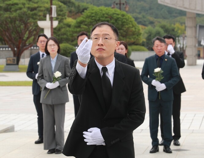 김상욱 울산시장이 지난 28일 국립5·18 민주묘지에서 참배하고 있다. 울산시 제공