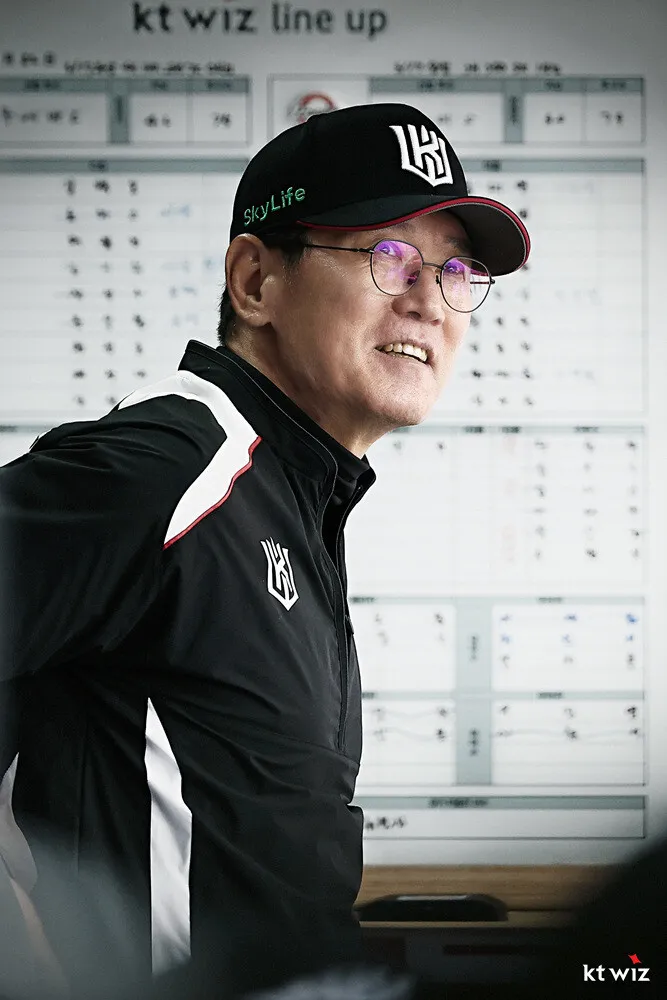 KT 이강철 감독 최고령 500승 금자탑…오원석 데뷔 …