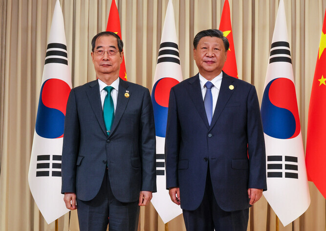 Prime Minister Han Duck-soo of South Korea (left) stands for a photo with President Xi Jinping of China on Sept. 23 to mark their meeting on the sidelines of the Hangzhou Asian Games. (courtesy of the prime minister’s office)
