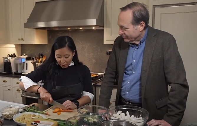 2021년 12월 방영된 미국 방송 PBS의 <뉴스아워> 프로그램에서 조앤 리 몰리나로가 한국 비건 음식을 만들며 인터뷰하고 있다. PBS 유튜브 갈무리