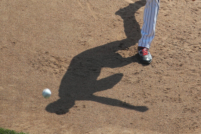 한 야구 선수가 역투하고 있다. 연합뉴스