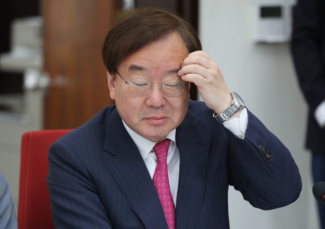 Liberty Korea Party lawmaker Khang Hyo-shang undergoes a special Blue House investigation regarding a leak of diplomatic secrets to the press.