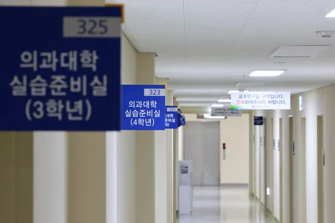 복귀 선언 의대생 ‘방학중 1학기 수업, 2학기 복학’…
