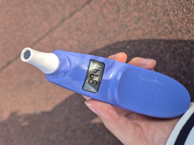 2025년 5월11일 오후5시께 취재진이 옥상 온도를 재 보니 37.4도로 측정됐다. 신다은 기자