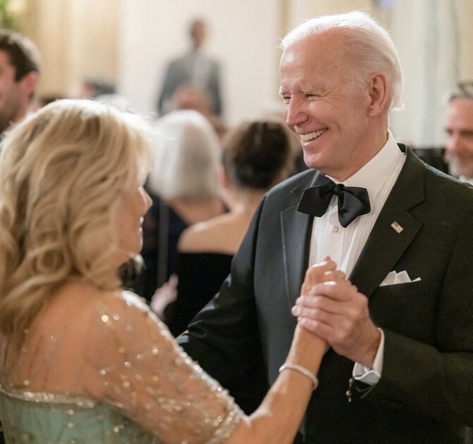 조 바이든 미국 대통령과 아내 질이 20일 밤 손녀 결혼식 피로연에서 춤추고 있다. 출처: 질 바이든 트위터
