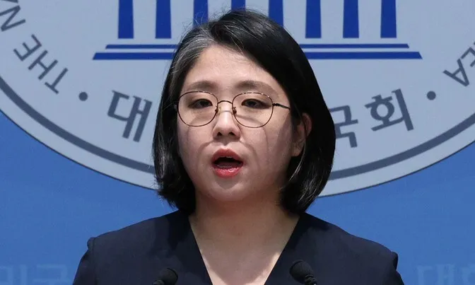 [속보] 용혜인 “의원·장관 겸직은 법률이 허용…사퇴가 자리 나눠먹기”