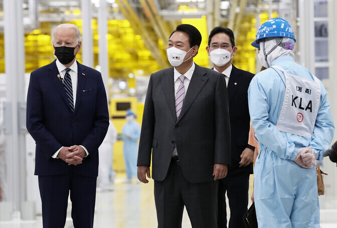 US President Joe Biden (left) President Yoon Suk-yeol (center), and Samsung Electronics Vice Chairman Lee Jae-yong (right) tour a Samsung semiconductor plant in Pyeongtaek on May 20, 2022. (Yonhap)