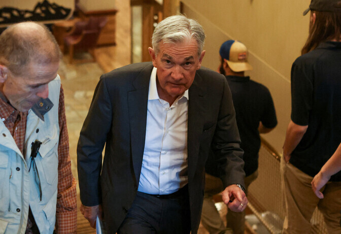 Jerome Powell, chair of the US Federal Reserve, heads into the Jackson Hole conference in Wyoming on Aug. 26. (Reuters/Yonhap)