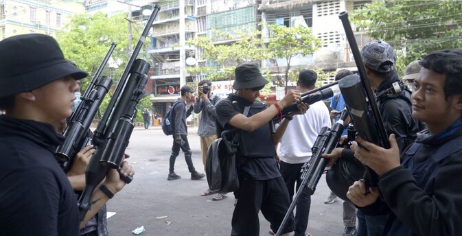 미얀마 양곤에서 최근 반군부 시위대들이 사제 공기총을 들고 시위에 나서고 있다. 양곤/AP 연합뉴스