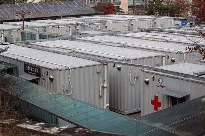 With the continued spread of the virus giving rise to concern about a lack of beds for COVID-19 patients with severe symptoms, one hospital in Seoul’s Eunpyeong District has set up mobile hospital rooms in the hospital’s parking lot on Friday. (Yonhap News)