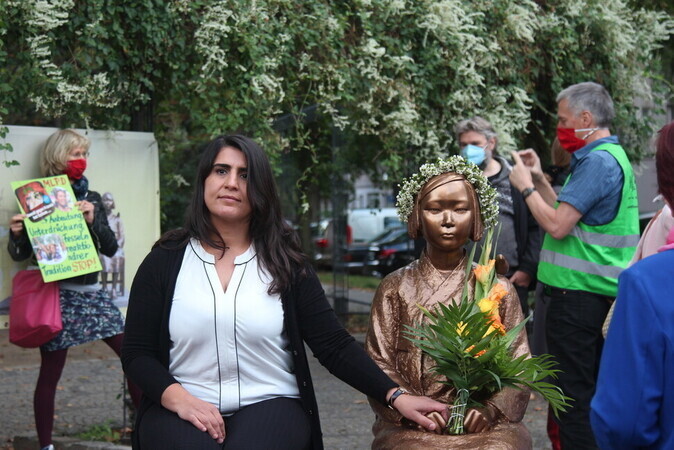 An activist poses next to a comfort woman statue in Berlin. (Nam Eun-ju, Berlin correspondent)