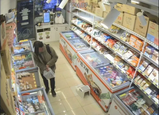 [단독] 출소 석달 만에 또…무인매장 돌며 빵·과자 훔친 40대 구속
