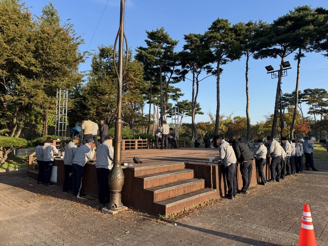 아시아태평양경제협력체(APEC·아펙) 정상회의에 투입된 경찰이 바깥에서 식사를 하고 있다. 전국경찰직장협의 제공
