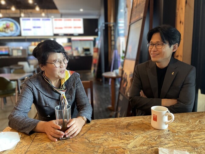 Kim Ryun-hee (left) and “Shadow Flowers” director Yi Seung-jun (right) smile as they discuss their documentary on Monday morning. (Oh Seung-hun/The Hankyoreh)