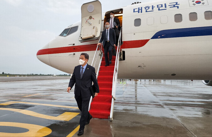 Foreign Minister Park Jin of South Korea steps onto the tarmac at Qingdao Airport after landing in China on Aug. 8. (provided by MOFA)