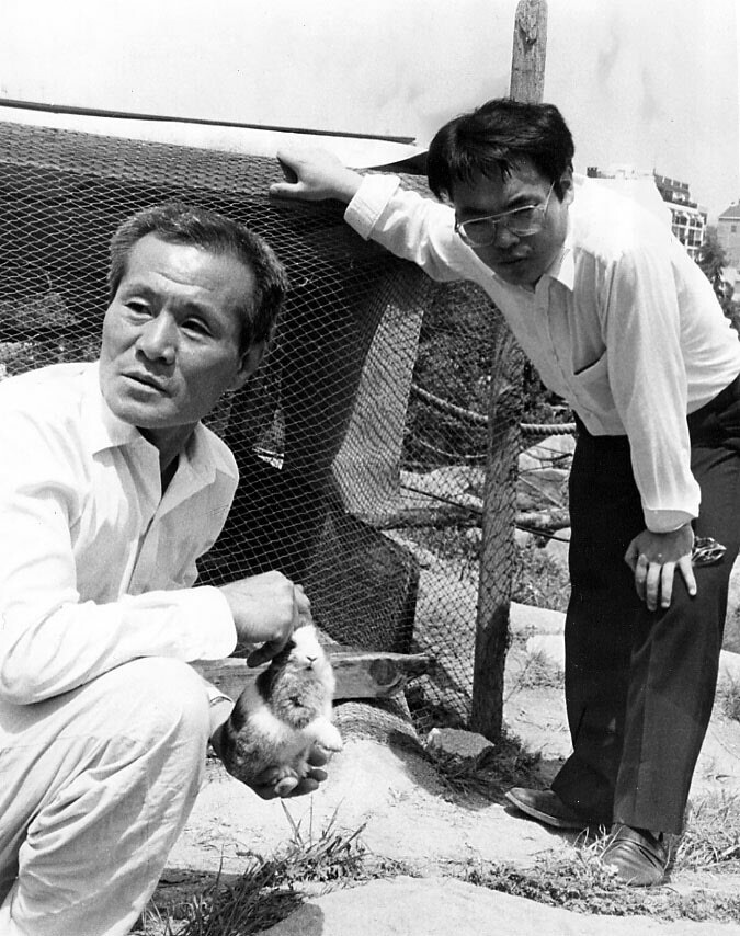 1990년대초 부산에서 재활자와 키우는 토끼를 보고있는 김홍술 목사(오른쪽). <한겨레> 자료 사진