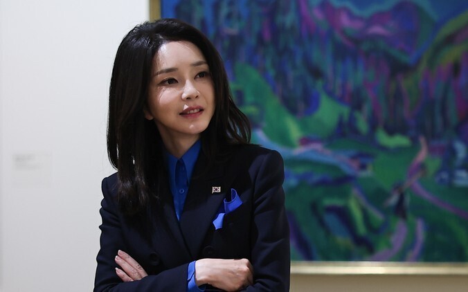 First lady Kim Keon-hee takes in art at the Kunsthaus Zürich in Switzerland on Jan. 19. (Yonhap)