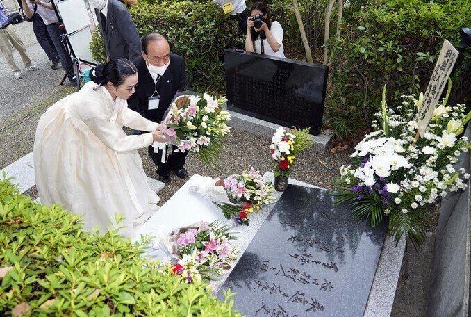Participants in a memorial ceremony commemorating the 97th anniversary of the massacre of Koreans in Japan in the wake of the Great Kanto Earthquake at Yokoamicho Park in Tokyo’s Sumida Ward lay flowers on a memorial stone on Sept. 1. 2020. (Yonhap)