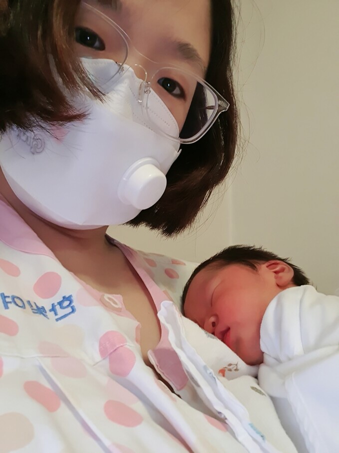 용혜인 의원이 산후조리원에서 아기를 안고 있는 모습. 용혜인 의원실 제공